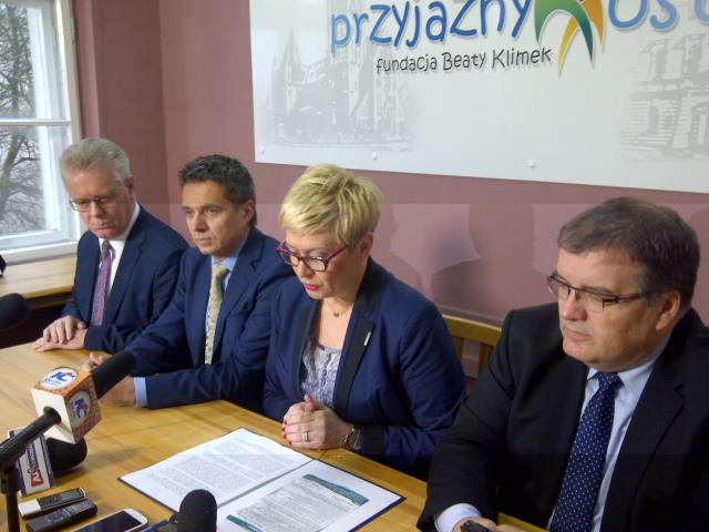 od lewej: Stanisław Krakowski, Maciej Klósak, Beata Klimek, Andrzej Dera.