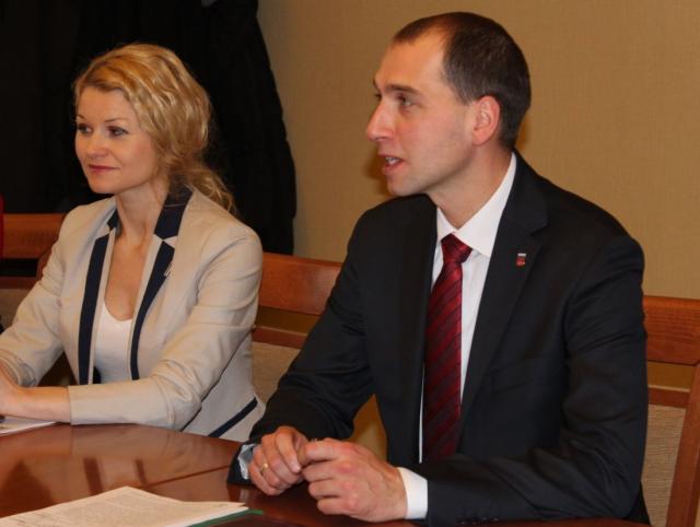 od lewej: wiceprezydenci Kalisza - Karolina Pawliczak SLD i Piotr Kościelny/ WK