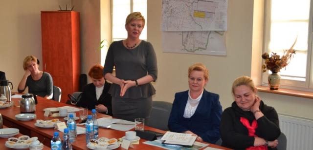 od lewej (w środku) Beata Klimek, Marzena Wodzińska, Hanna Grunt