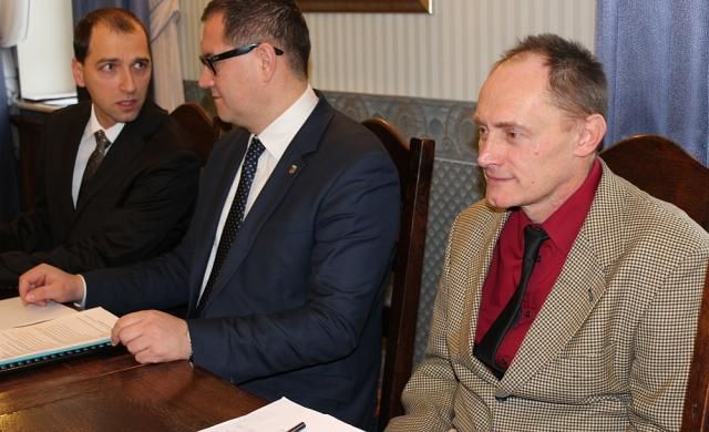 pierwszy z prawej Przemysław Wierzbicki