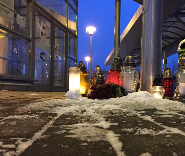 na fot.: znicze i bukiet róż w miejscu poniedziałkowej tragedii