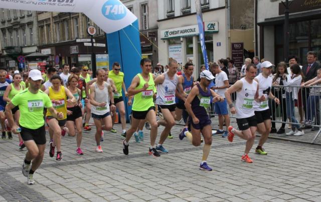 na fot.: start do biegu głównego na dystansie 15 kilometrów