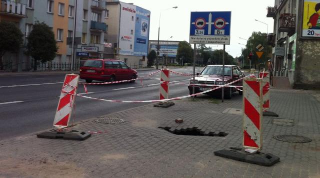 na fot.: podmyty i zapadnięty chodnik przy Nowym Świecie