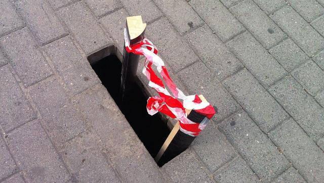 na fot.: podmyty i zapadnięty chodnik przy ul. Fabrycznej