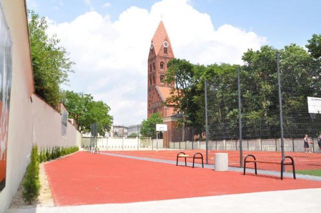 na fot.: nowe boisko przy 1LO