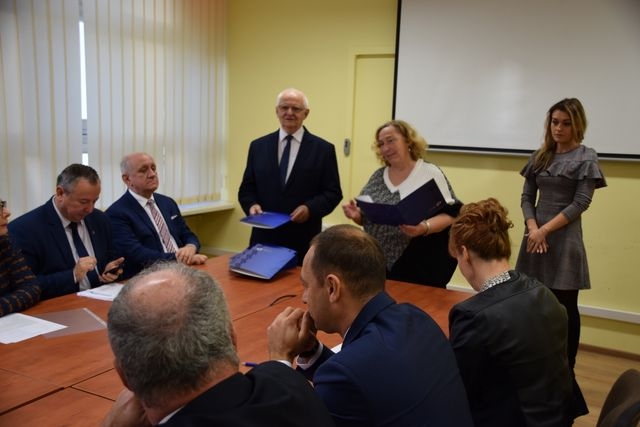 na fot: nowi radni w powiecie ostrowskim
