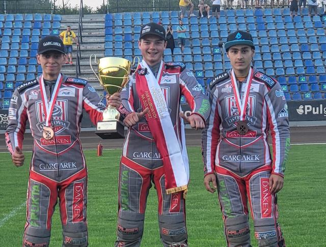 na fot: Jakub Krawczyk (z lewej) wraz z kolegami na podium MMPPK