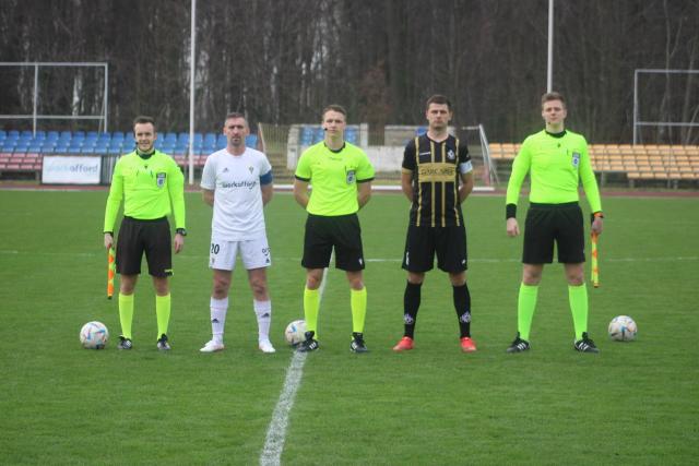 na fot.: Kapitanowie Pogoni i Jaroty przed meczem w Jarocinie / Fot. Materiały KS Pogoń Nowe Skalmierzyce