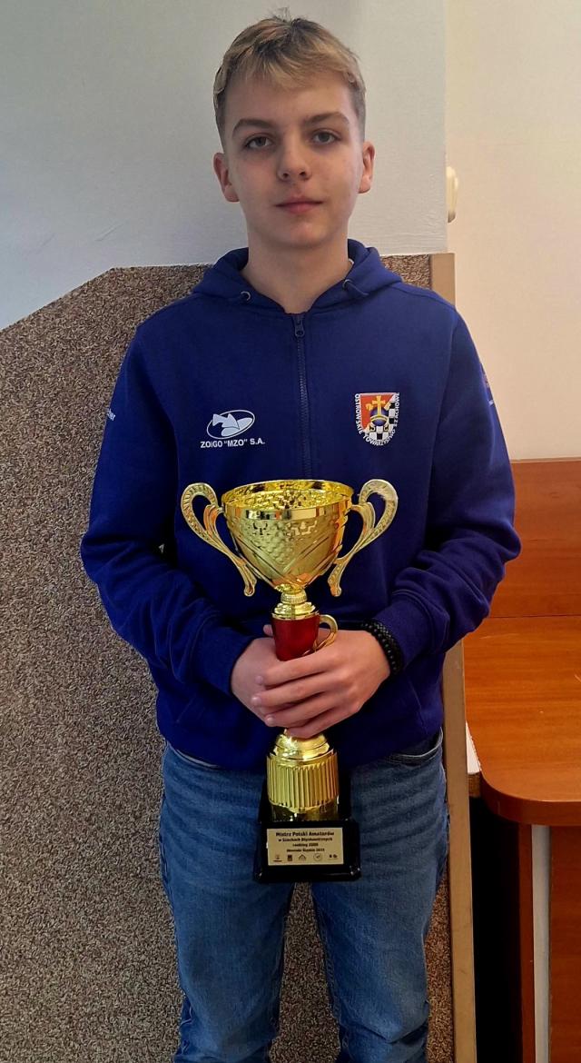 na fot: Igor Majcher z pucharem za mistrzostwo Polski amatorów w szachach błyskawicznych. Fot. FB Ostrowskie Towarzystwo Szachowe