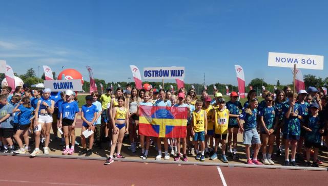 na fot.: Ekipa z Ostrowa Wielkopolskiego podczas ceremonii otwarcia Finału Krajowego Czwartków Lekkoatletycznych / fot. FB KS Stal LA