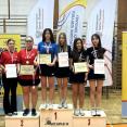 na fot.: Najlepsze dziewczęta Wielkopolskich Igrzysk Młodzieży Szkolnej. Na najwyższym stopniu podium Amelia Kucharska oraz Gabriela Lubieniecka / fot. Materiały Ostrowskiej Akademii Tenisa Stołowego
