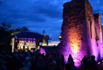 na fot. koncert w ruinach