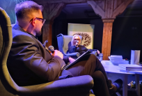 na fot. od lewej: Robert Kuciński / dyrektor biblioteki, Elwira Fibiger / autorka książki