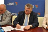 fot. wicemarszałek województwa Krzysztof Grabowski podpisuje umowę ze starostą ostrowskim Pawłem Rajskim