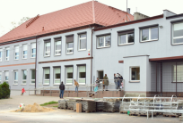 na fot.: Szkoła z nowym łącznikiem tworzą funkcjonalną i estetyczną całość / fot. Gmina Ostrów Wielkopolski