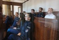 na fot.: Oskarżeni zasiedli na ławie oskarżonych kaliskiego sądu w towarzystwie policyjnych konwojentów. Oskarżona Matylda B. jako jedyna z trójki oskarżonych wyraziła zgodę na publikację jej wizerunku.