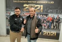 na fot.: Jakub Zborowski z Waldemarem Górskim - prezesem TŻ Ostrovia.