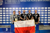 na fot. Paweł Piekielny (drugi z lewej) wraz z reprezentacją Polski ze złotym medalem / fot. materiały Ostrowskiego Towarzystwa Szachowego