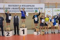 na fot.: Podium gry pojedynczej młodziczek / fot. Facebook Ostrowska Akademia Tenisa Stołowego.