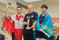 na fot.: Paweł Piekielny na podium w szachach klasycznych / FB Ostrowskie Towarzystwo Szachowe