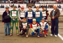 na fot.: Drużyna Iskry z 1996 roku. Konrad Szymura (klęczy pierwszy od lewej) / Archiwum Artura Małeckiego