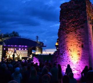 na fot. koncert w ruinach