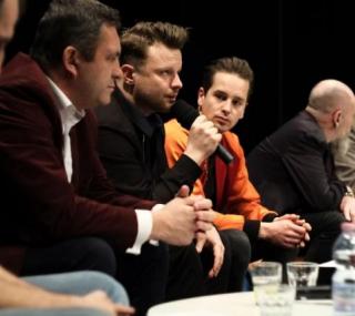 na fot. od lewej: Sebastian Pluta / dyrektor Spichlerza Polskiego Rocka, Adam Pawlicki / burmistrz Jarocina, Michał Wiraszko / dyrektor artystyczny festiwalu, Krzysztof Zalewski / ambasador sceny Rytmy Młodych, Wojciech Waglewski / lider zespołu Voo Voo, Piotr Metz / dziennikarz muzyczny