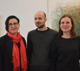na fot. od lewej: Joanna Dudek / dyrektorka Galerii, Bartosz Kokosiński / artysta, Anna Ciabach / kuratorka