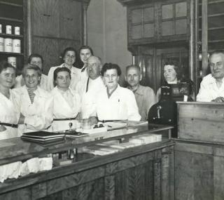 na fot.: apteka Suchockich - 1954 r.