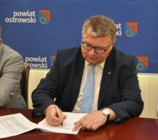 fot. wicemarszałek województwa Krzysztof Grabowski podpisuje umowę ze starostą ostrowskim Pawłem Rajskim