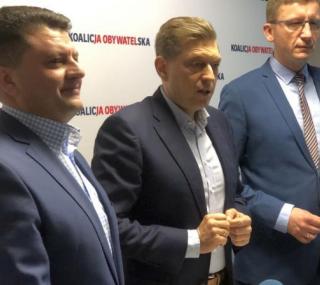 na fot. od lewej: Eskan Darwich / wiceprzewodniczący RMK; Mariusz Witczak / poseł KO; Dariusz Grodziński / kaliski radny