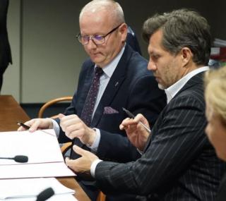 na fot. od lewej: Łukasz Mikołajczyk / wojewoda wielkopolski; Krystian Kinastowski / prezydent Kalisza
