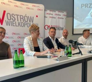 na fot. od lewej: Natalia Talaga / prokurent; Beata Klimek / prezydent Ostrowa Wielkopolskiego; Robert i Vincent Colle / współwłaściciele firmy Sanibell