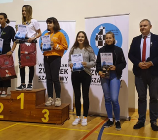 na fot.: Medalistki Mistrzostw Wielkopolski z przedstawicielami władz WZSZach; fot. Materiały OTSZ.