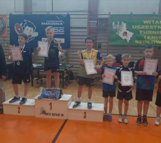 na fot.: Filip Pioch na podium Mistrzostw Wielkopolski Żaków; fot. Materiały LKS Tajfun Ostrów