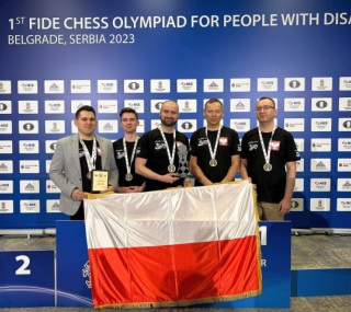 na fot. Paweł Piekielny (drugi z lewej) wraz z reprezentacją Polski ze złotym medalem / fot. materiały Ostrowskiego Towarzystwa Szachowego