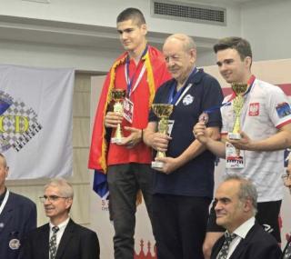 na fot. pierwszy z prawej: Paweł Piekielny na podium MŚ w Belgradzie / FB Ostrowskie Towarzystwo Szachowe