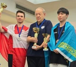 na fot.: Paweł Piekielny na podium w szachach klasycznych / FB Ostrowskie Towarzystwo Szachowe