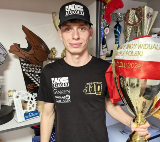na fot. Jakub Krawczyk z częścią swoich sportowych trofeów