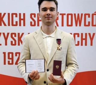 na fot.: Paweł Piekielny ze Złotym Krzyżem Zasługi