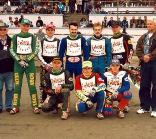 na fot.: Drużyna Iskry z 1996 roku. Konrad Szymura (klęczy pierwszy od lewej) / Archiwum Artura Małeckiego